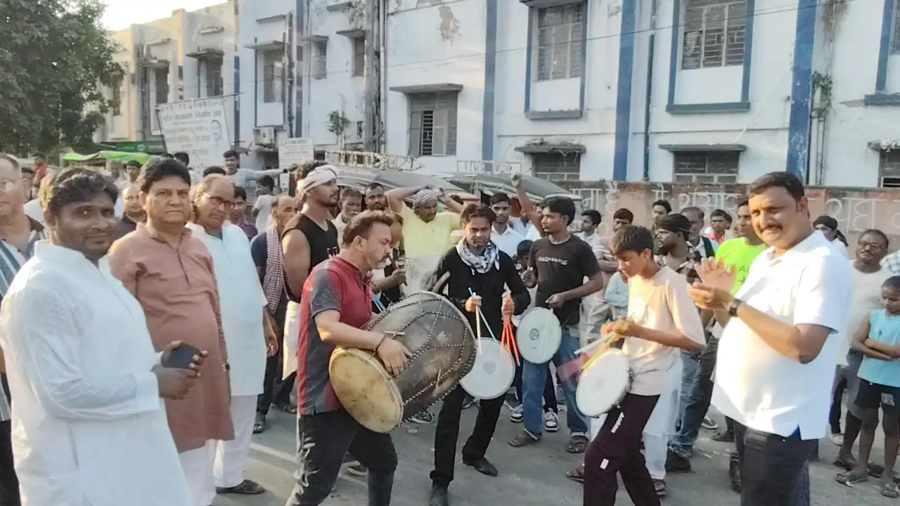 युवकों के साथ डोल ताशे का आनन्द लेते सामाजिक कार्यकर्ता एवं नेता