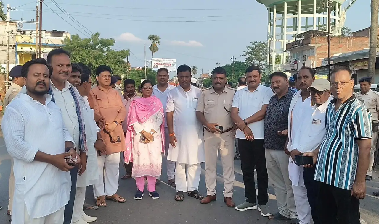 मुहर्रम पर्व को शांति पूर्ण माहौल में संपन्न कराने में जुटे पुलिस पदाधिकारी एवं सामाजिक कार्यकर्ता और नेता