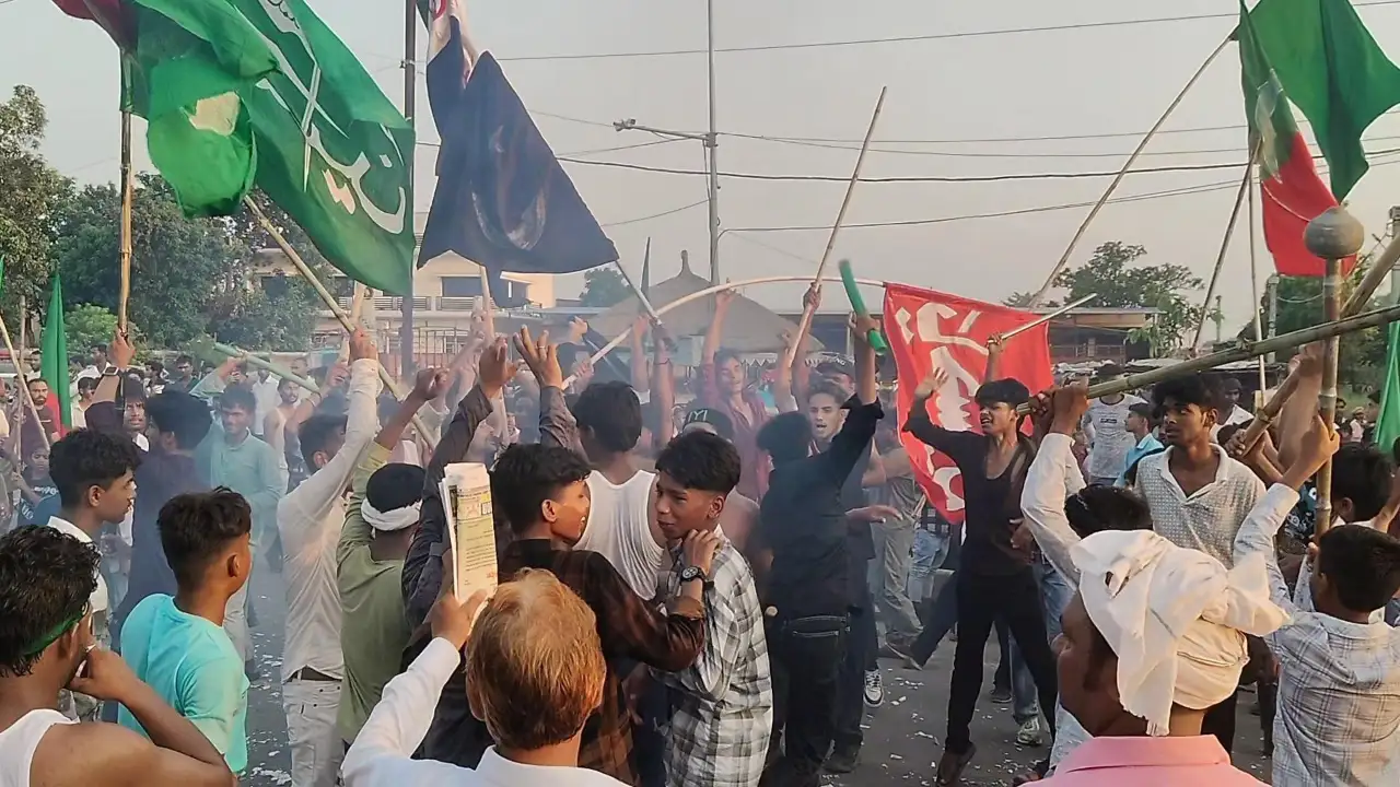 कड़ी सुरक्षा व्यवस्था के बीच पारंपरिक अखाड़ों ने दिखाए हैरतअंगेज करतब, प्रशासन ने लोगों के सहयोग को बताया सफलता की बड़ी वजह