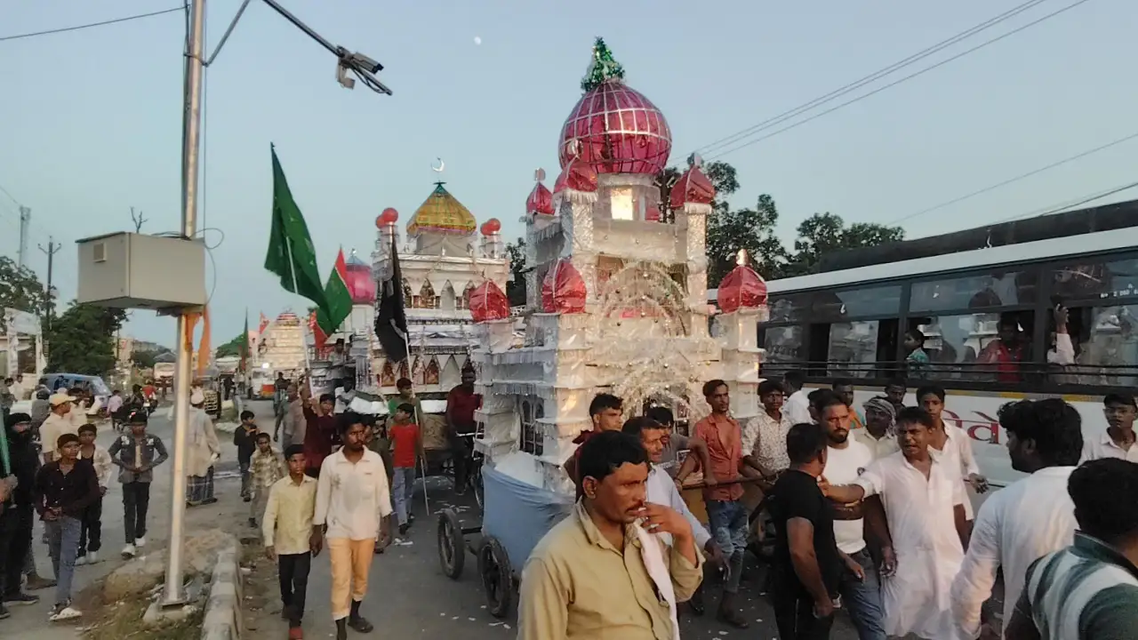 कर्बला पर ताजिया ले जाते मुस्लिम समुदाय के लोग