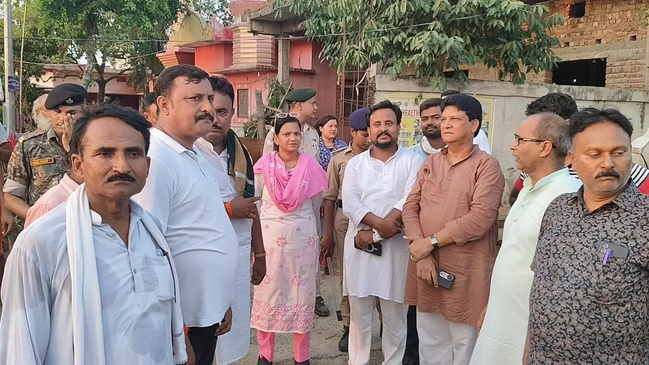 बगहा एसडीएम के साथ मौजूद सामाजिक कार्यकर्ता एवं नेता
