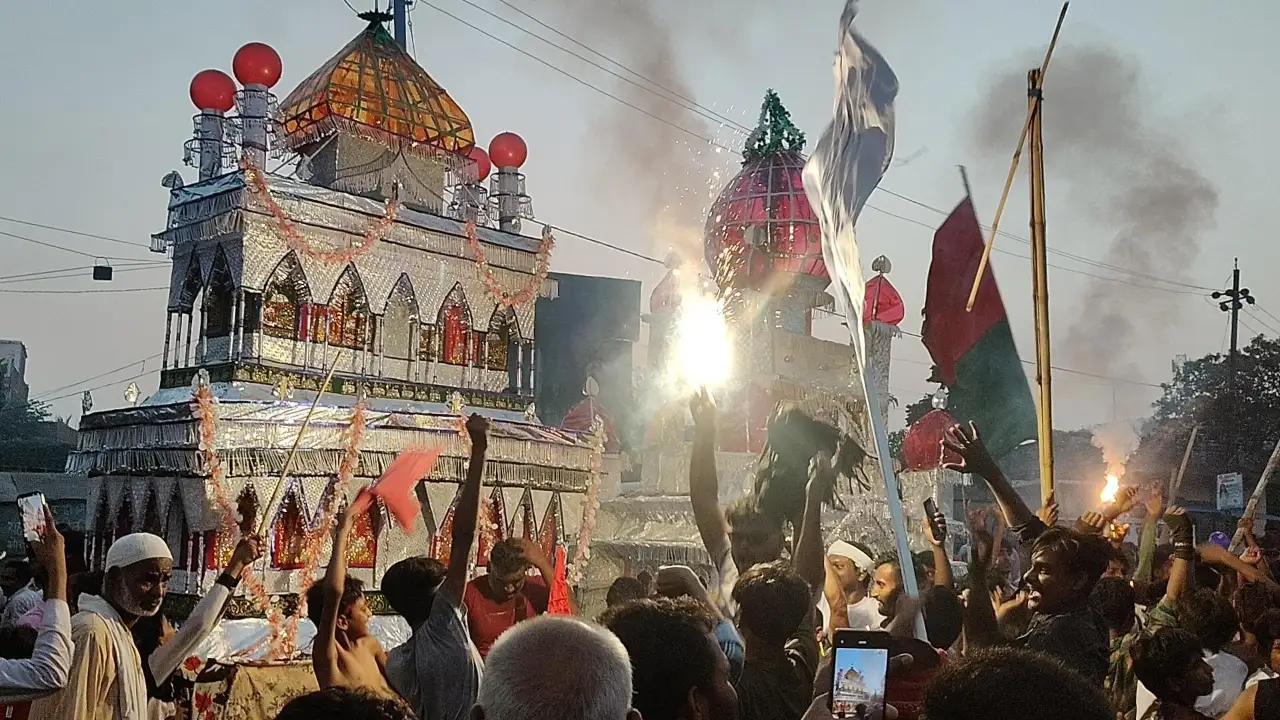 ताजिया के पास जश्न मनाते लोग