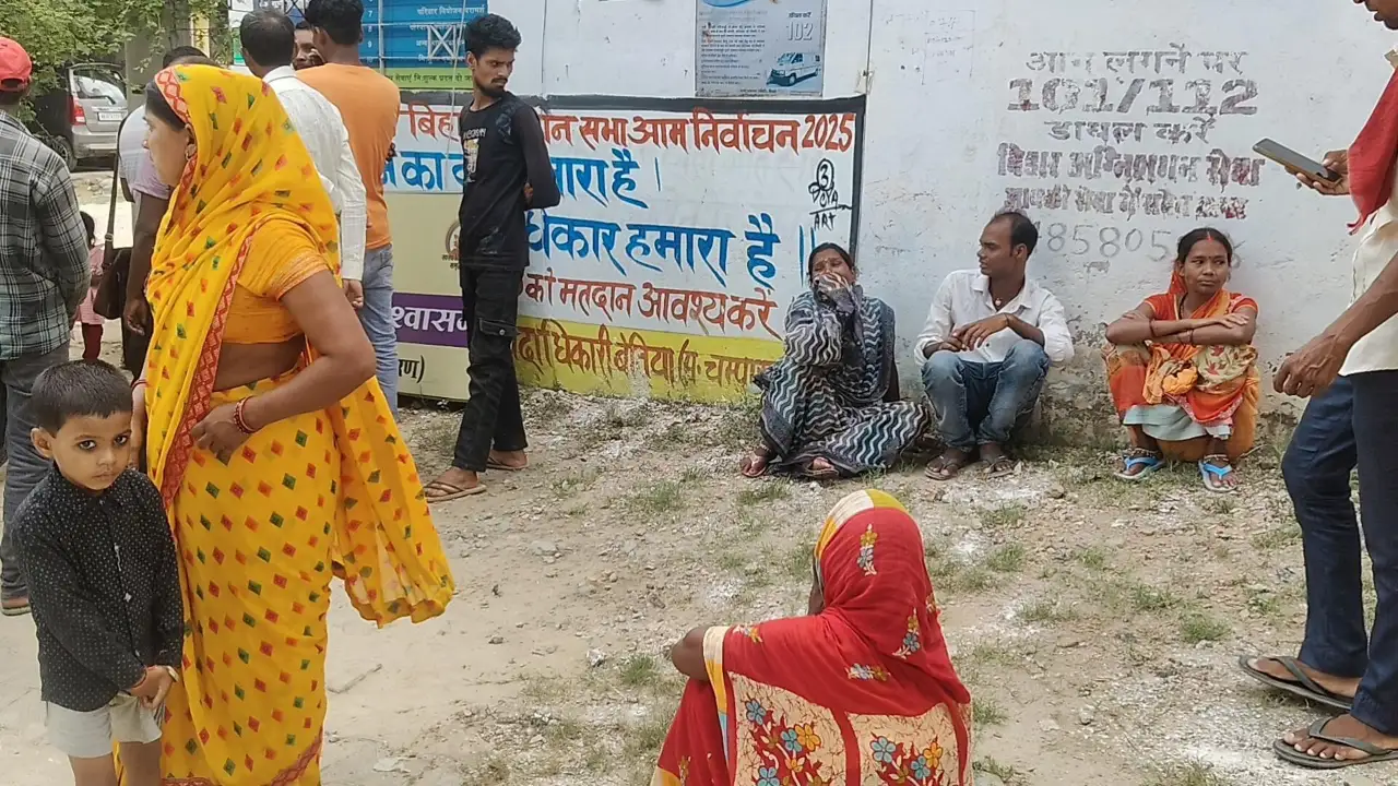 मृतका राधा देवी की संदिग्ध मौत के बाद रोते-बिलखते परिजन।