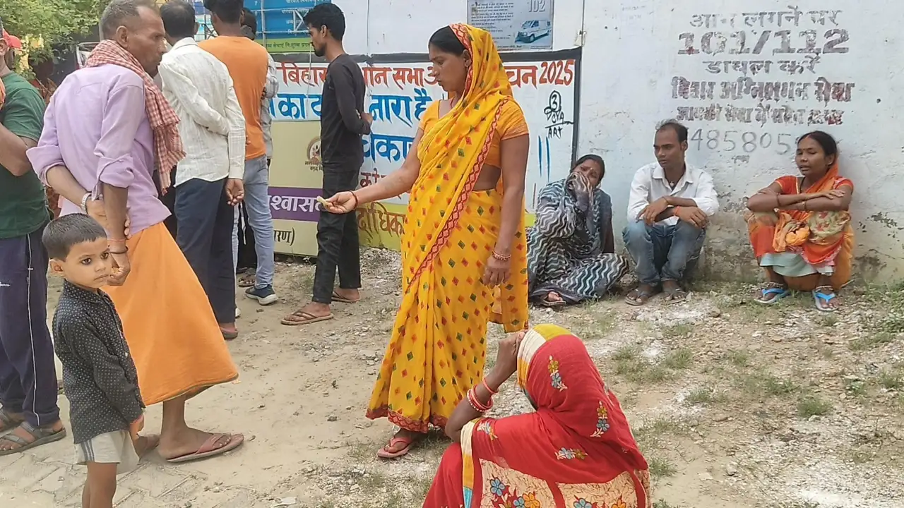 मृतका राधा देवी की संदिग्ध मौत के बाद रोते-बिलखते परिजन