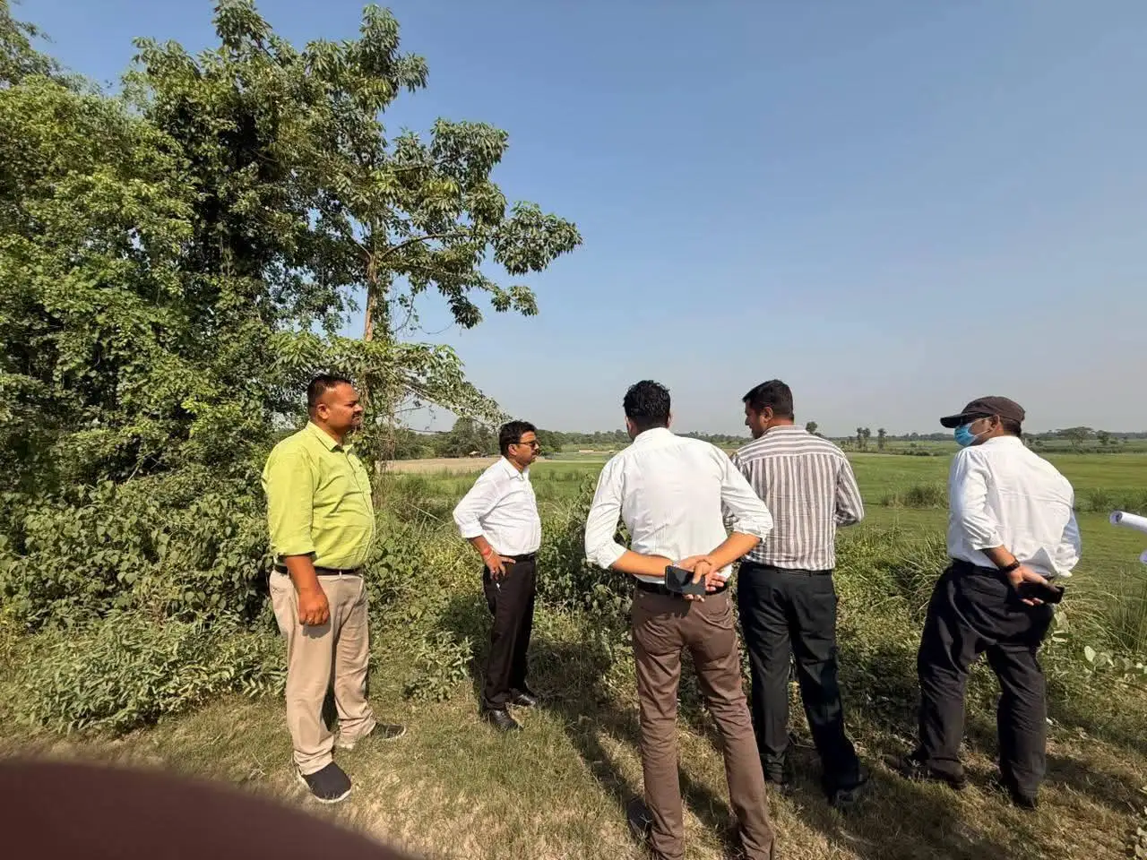 वाल्मीकिनगर एयरपोर्ट विस्तार हेतु प्रस्तावित भूमि का अपर समाहर्ता ने किया निरीक्षण।