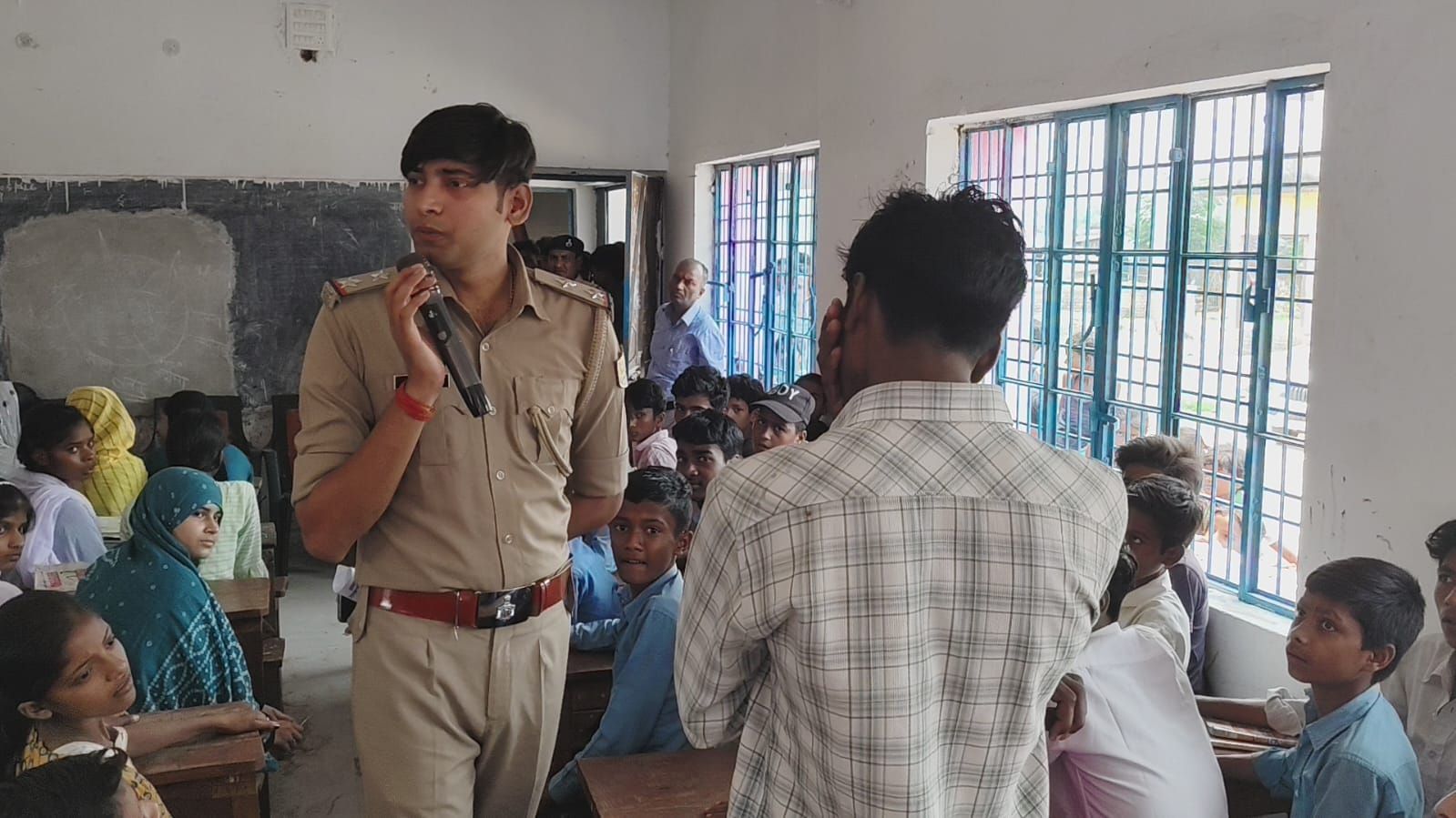 स्कूल में मनचलों की एंट्री पर एक्शन मोड में पुलिस, थानाध्यक्ष पहुंचे तो मचा हड़कंप