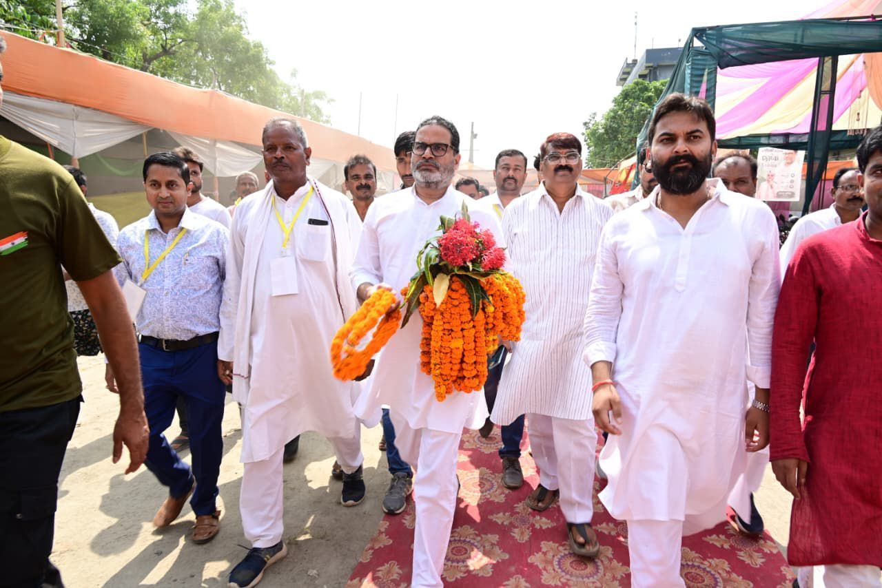 बगहा पहुंचे प्रशांत किशोर, बोले- जन सुराज के विचार को घर-घर पहुंचाएंगे