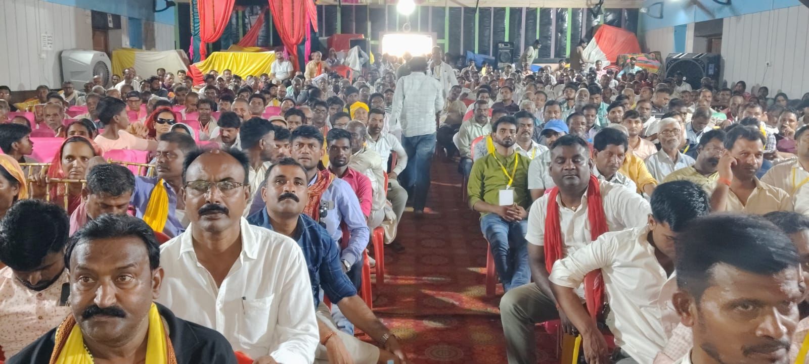 बैठक में भारी संख्या में पहुंचे कार्यकर्ता एवं नेता