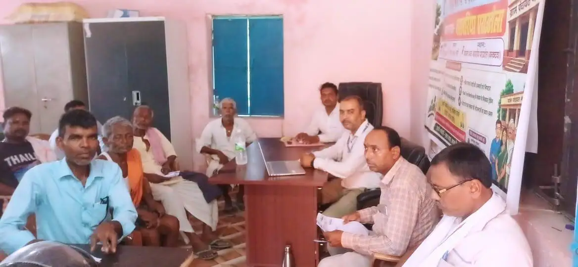 गांव में ही सुनी जा रही लोगों की समस्याएं 7जुलाई को सहयोग शिविर से पहले पहुंच रहे हैं अधिकारी व कर्मी।