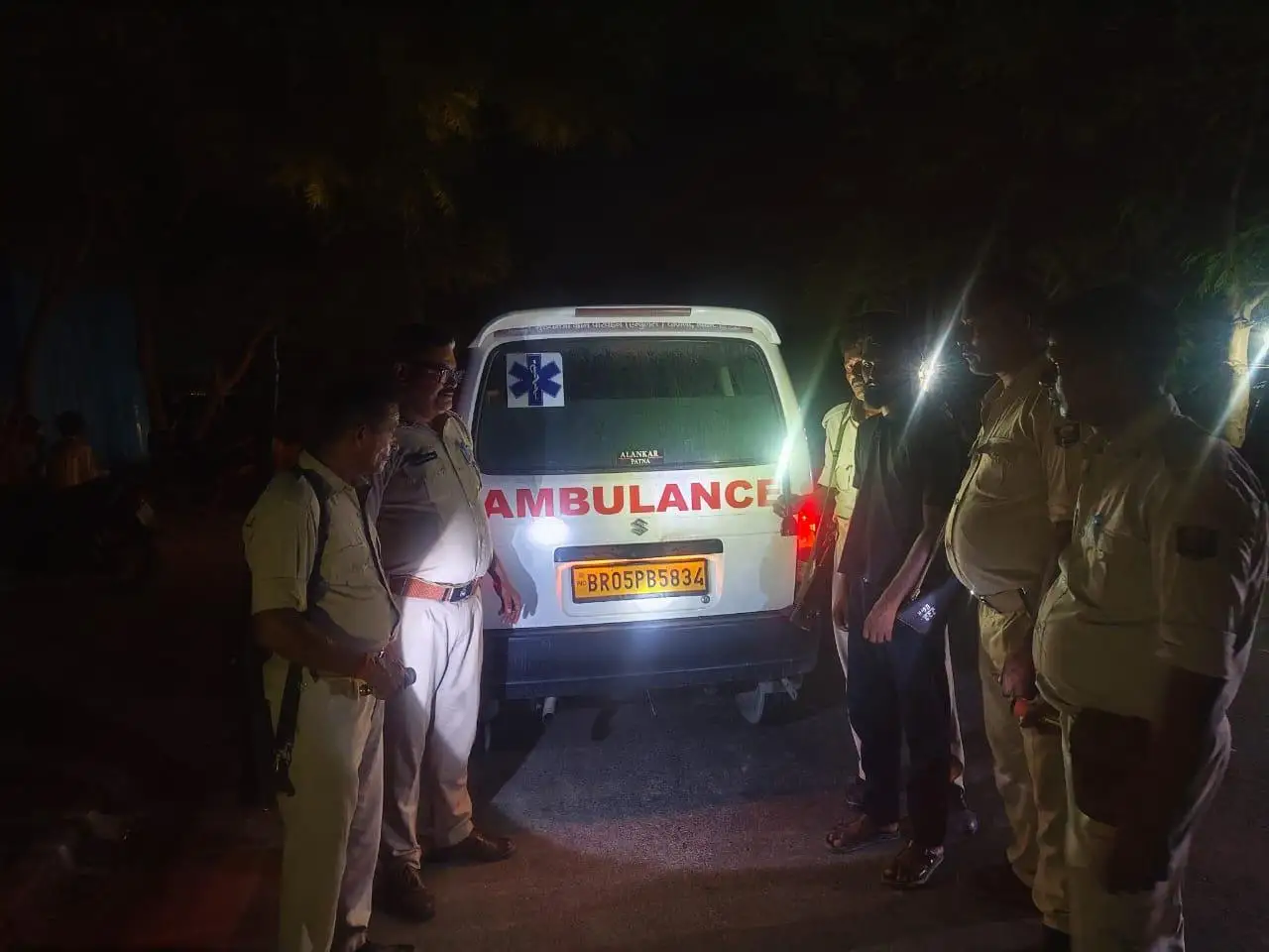 बगहा में शराब तस्करों ने अब जीवन बचाने वाले एम्बुलेंस को भी नही छोड़ा।