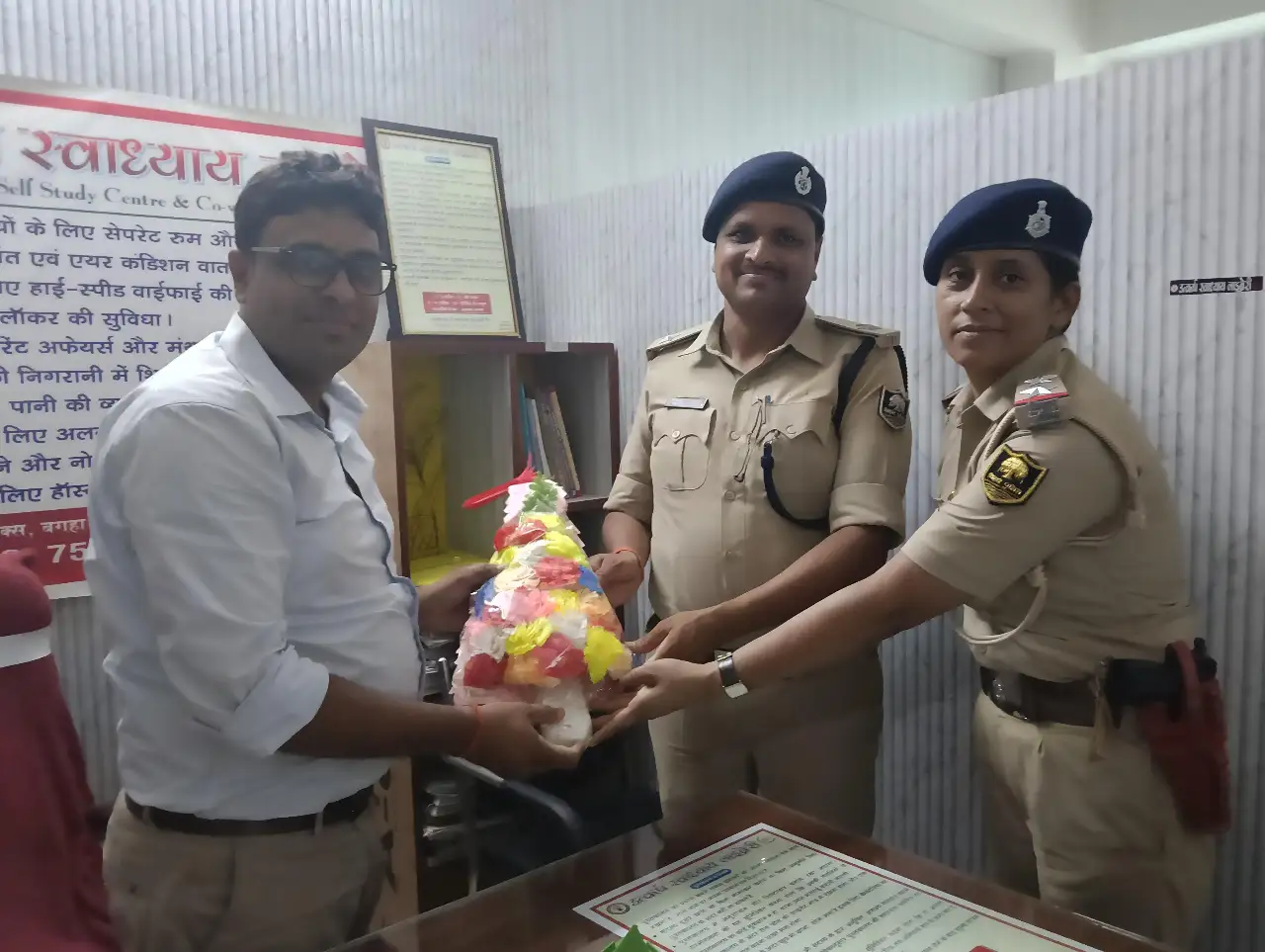 बगहा पुलिस की अनूठी पहल, मानव तस्करी व साइबर अपराध से बचाव के लिए छात्रों को किया जागरूक