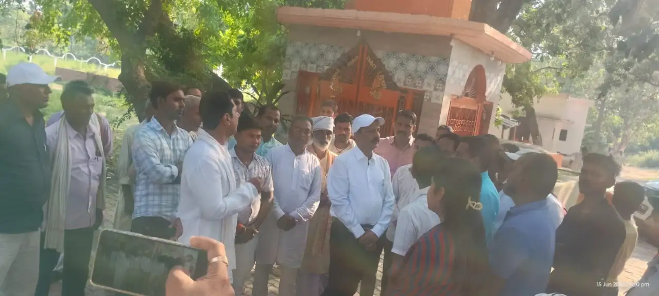 पश्चिम चंपारण के पूर्व डीएम दिनेश राय पहुंचे बांसी, बांसी धाम के सौन्दर्यीकरण का किया अवलोकन दिखे संतुष्ट।
