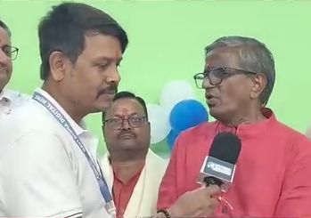 साक्षात्कार के दौरान की तस्वीर