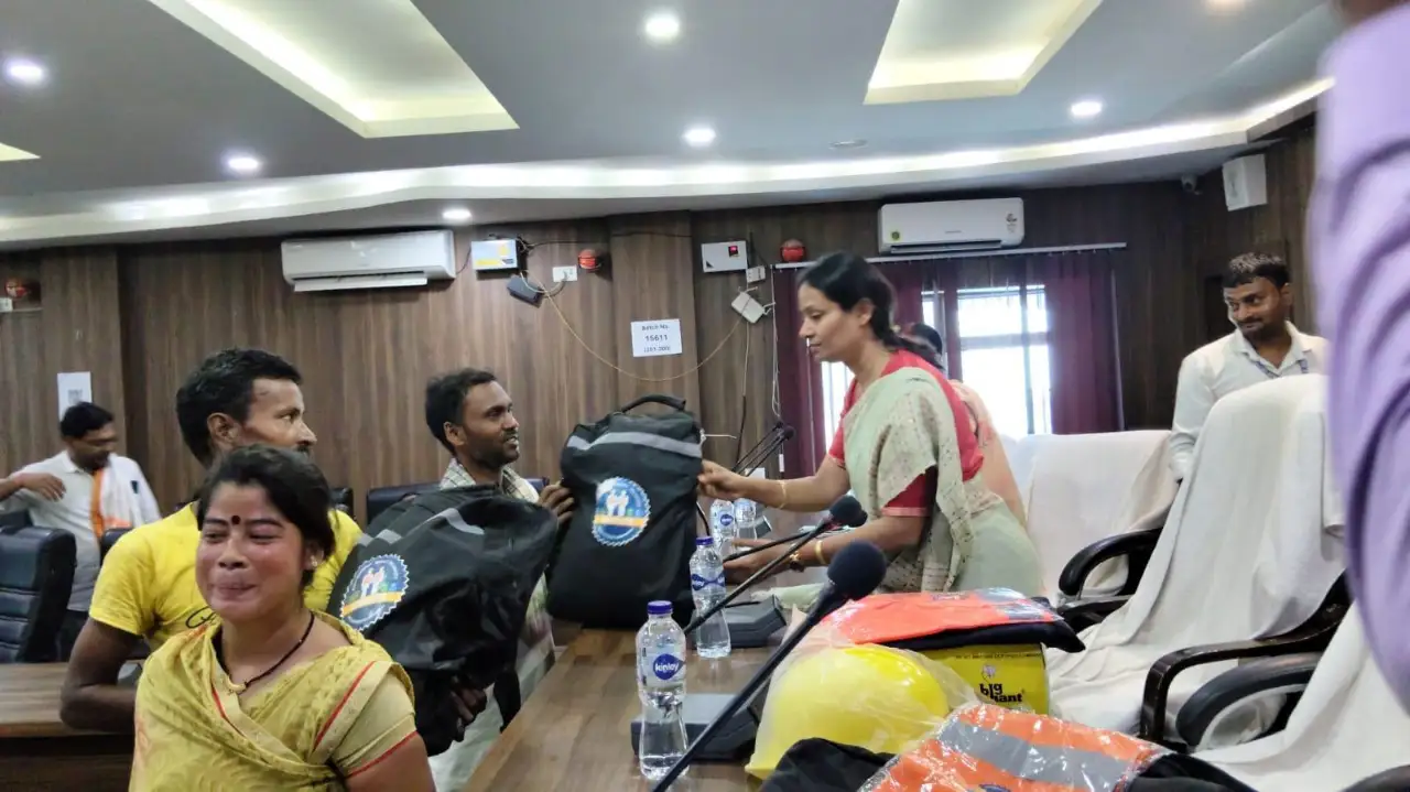 *==बोलीं महापौर क्रमवार सभी 46 वार्डों में कार्यरत दैनिक वेतन भोगी सफाई कर्मी को किया जाएगा निःशुल्क "नमस्ते किट" का क्रमवार वितरण,*
