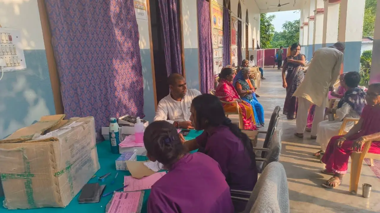 वृद्धाश्रम में अपनी बारी का इंतजार करते मरीज़