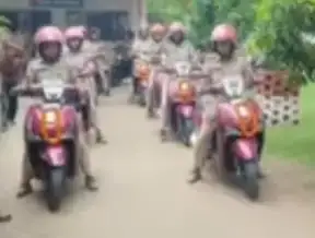 रक्षाबंधन पर पुलिस दीदियों की स्कूटी रैली, महिलाओं की सुरक्षा का दिया संदेश