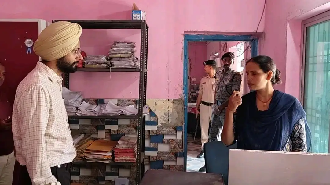 जिला पदाधिकारी ने प्रखंड, अंचल एवं सामुदायिक स्वास्थ्य उपकेन्द्र का किया निरीक्षण,जनसेवाओं को और बेहतर बनाने का दिया निर्देश
