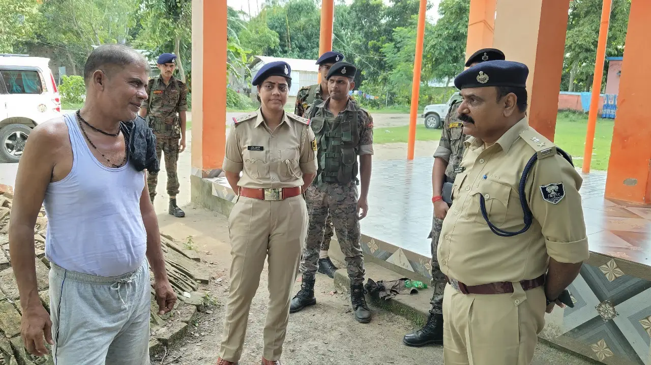 पूराने काण्डो और अनुसंधान में तेजी लाने को लेकर बगहा पुलिस अधीक्षक नें किया, सेमरा थाना का औचक निरीक्षण।