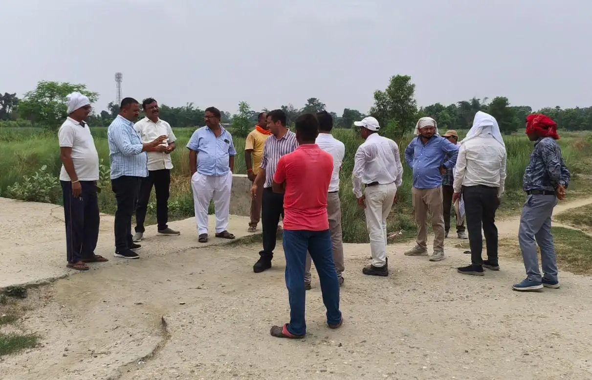 प्रस्तावित रनवे विस्तार क्षेत्र का निरीक्षण करते भू-अर्जन एवं राजस्व विभाग के अधिकारी