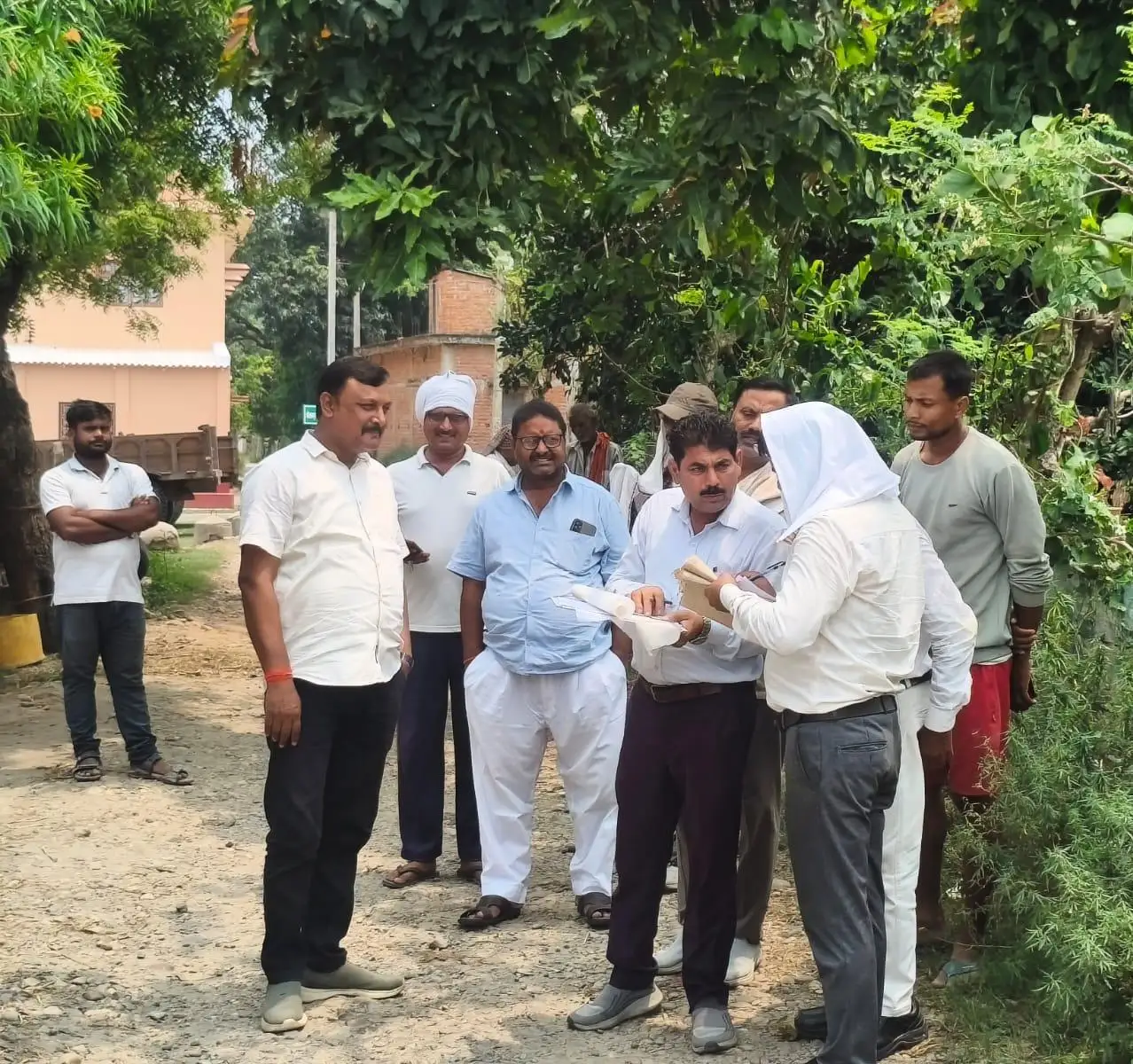 हवाई अड्डा विकास योजना के तहत अधिग्रहित की जाने वाली भूमि का सर्वेक्षण करते अधिकारी