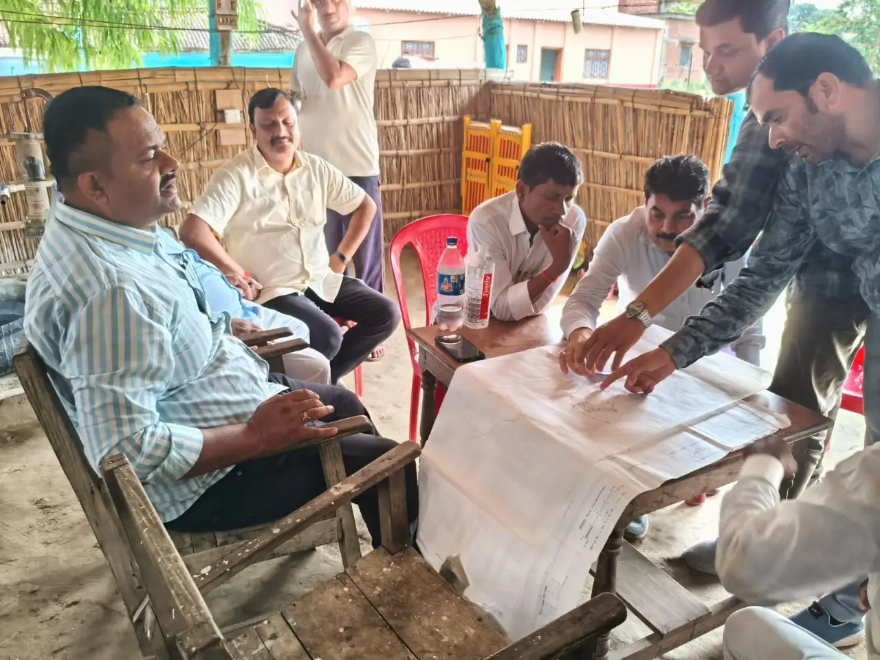 एयरपोर्ट विस्तार कार्य को लेकर अधिकारियों के साथ मौजूद जनप्रतिनिधि और स्थानीय गणमान्य लोग