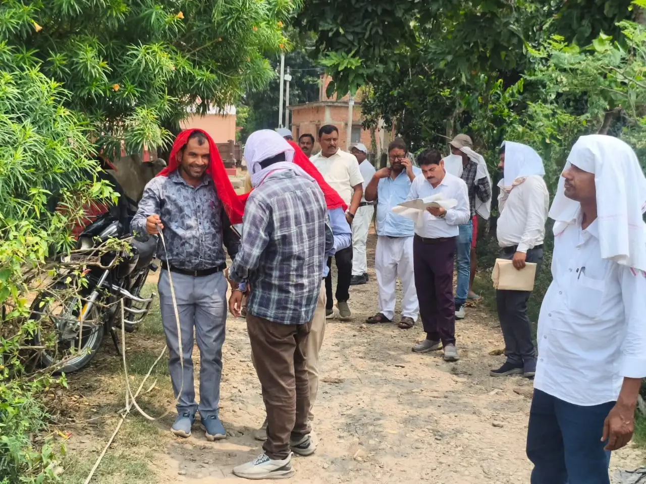 एयरपोर्ट विकास परियोजना को लेकर स्थल पर मापी और सीमांकन कार्य करते अमीन