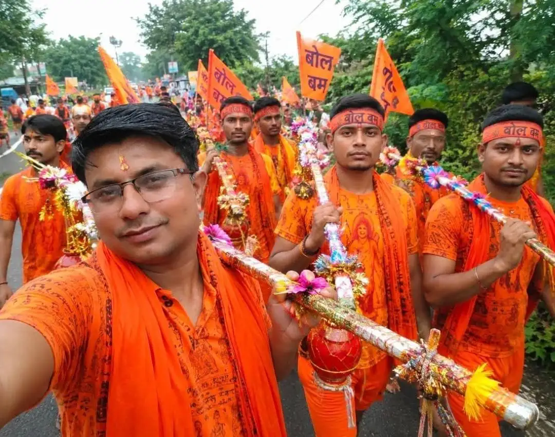 त्रिवेणी से जल भर कांवड़ियों ने किया जलाभिषेक