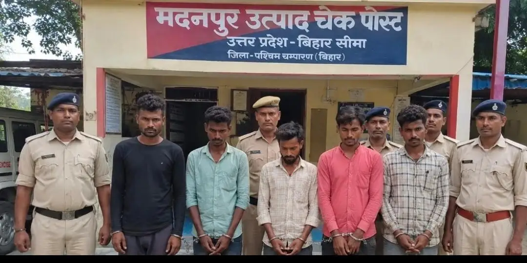 यूपी से शराब पीकर बिहार सीमा में प्रवेश कर रहे चौकीदार समेत पांच गिरफ्तार