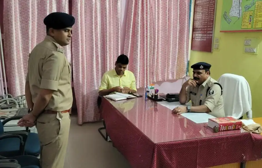 बगहा में एक्शन मोड में एसपी राजेश कुमार, रामनगर थाना का किया औचक निरीक्षण, लंबित कांडों के शीघ्र निष्पादन के दिए निर्देश