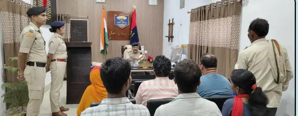 बगहा पुलिस कार्यालय में एसपी ने आयोजित की जन सुनवाई, फरियादियों की समस्याएं सुनीं