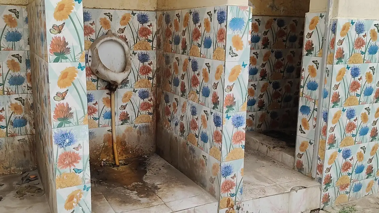 देखरेख के अभाव में बदहाल हुआ सार्वजनिक मूत्रालय, सफाई व्यवस्था पर उठे सवाल