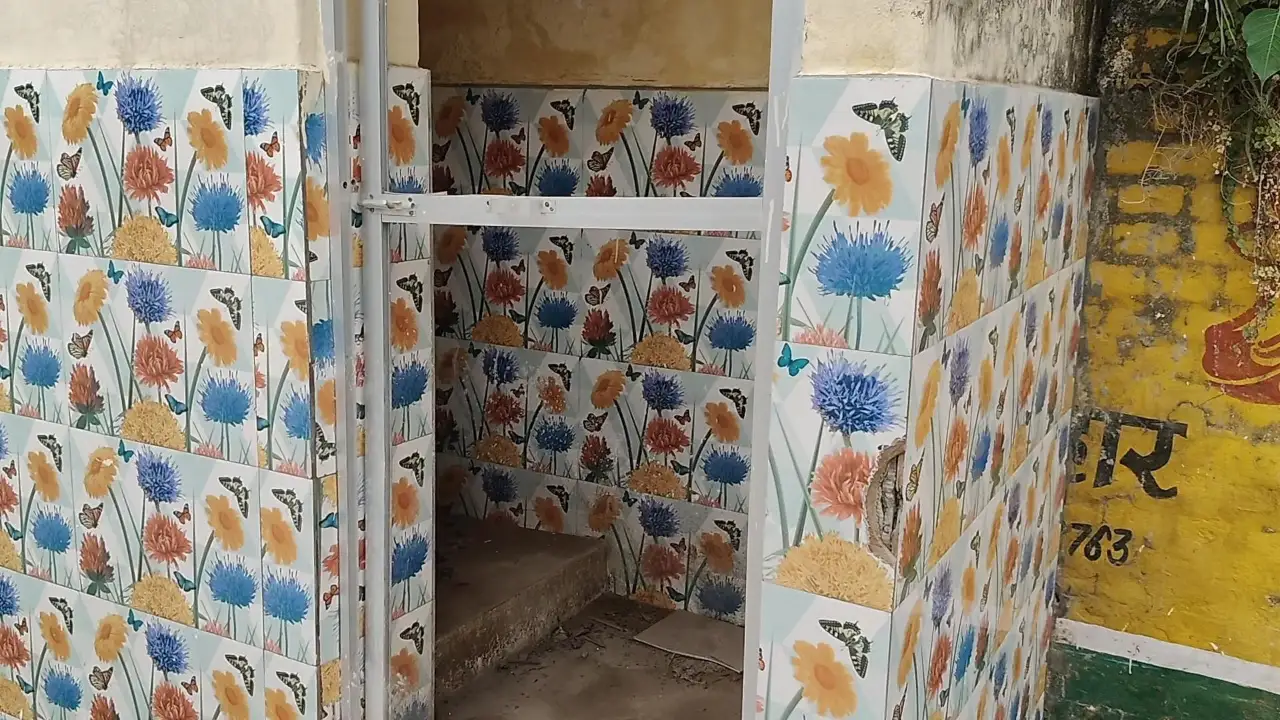टूटा दरवाजा, फैली गंदगी और दुर्गंध—यही है सार्वजनिक मूत्रालय की मौजूदा तस्वीर