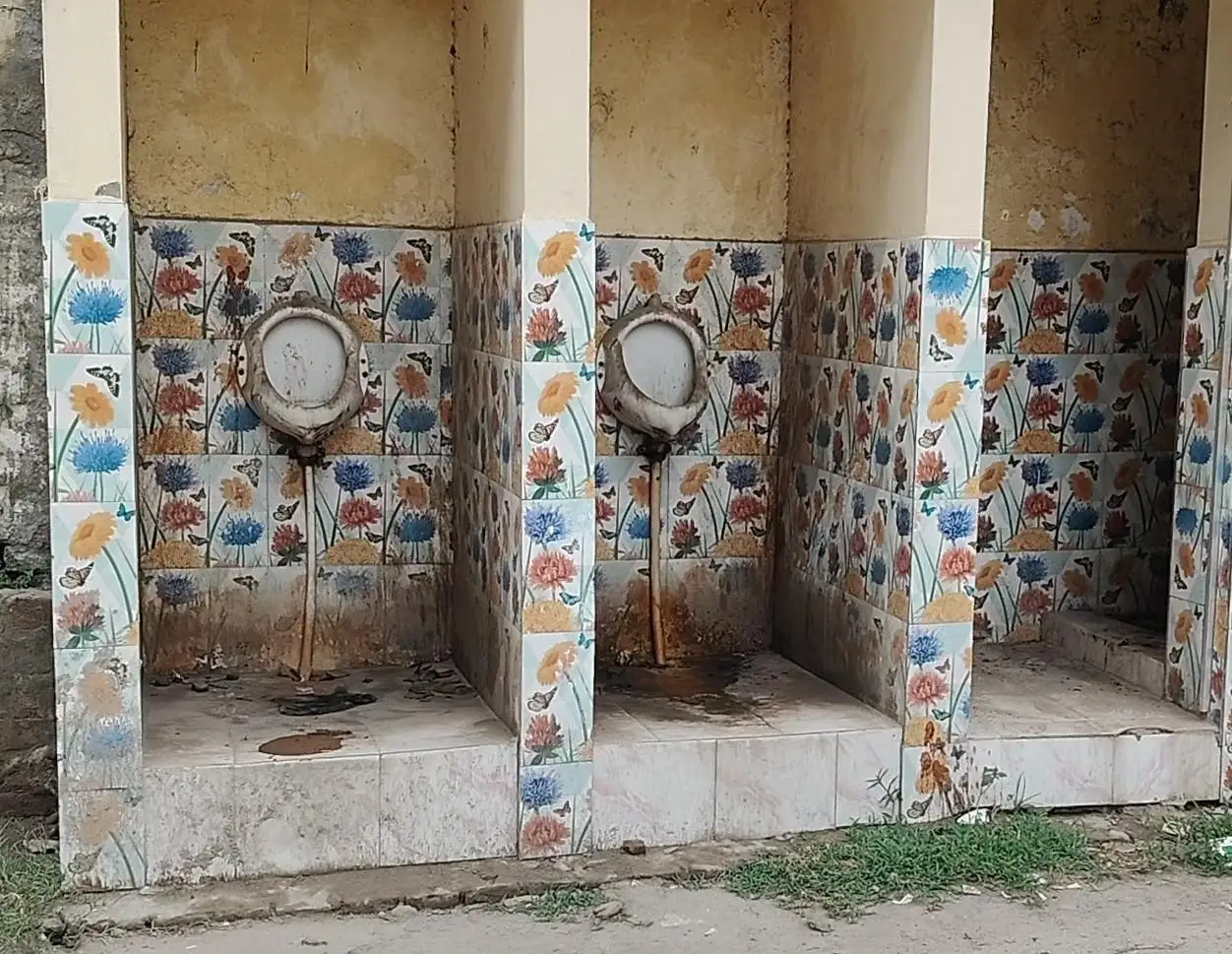 शिकायतों के बावजूद नहीं सुधरी व्यवस्था, बदबू और गंदगी से लोग बेहाल