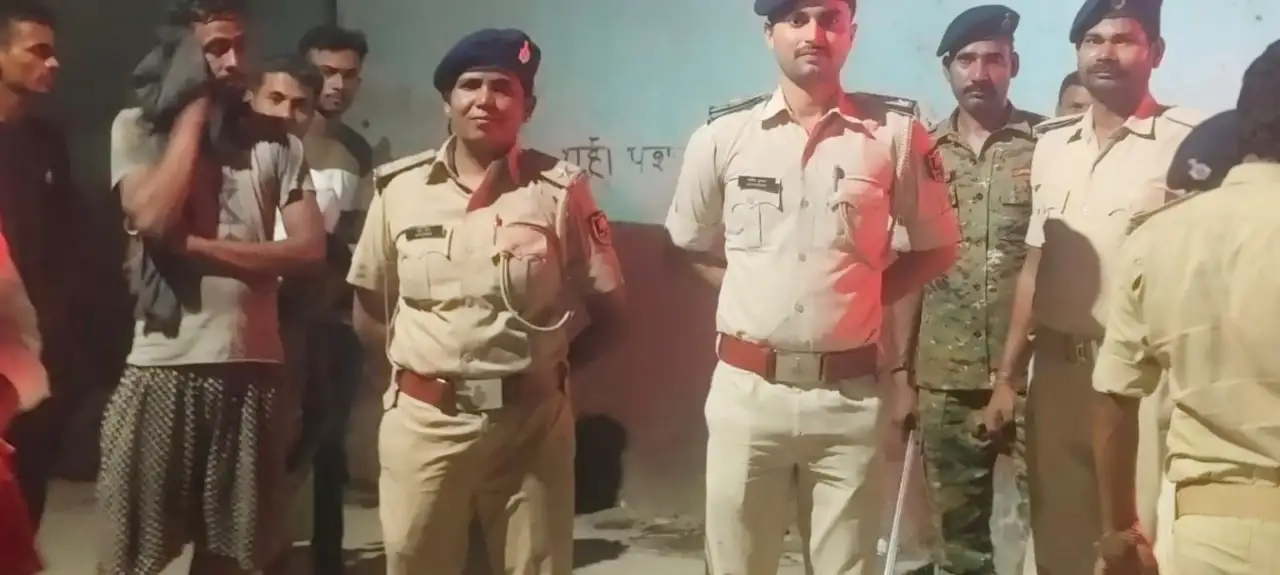 मुहर्रम के पूर्व संध्या पर भैरोगंज थाना की पुलिस ने क्षेत्र में निकाला फ्लैग मार्च।