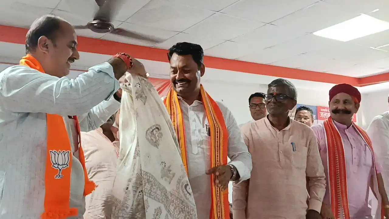 प्रभारी मंत्री का स्वागत करते  भाजपा  जिलाध्यक्ष