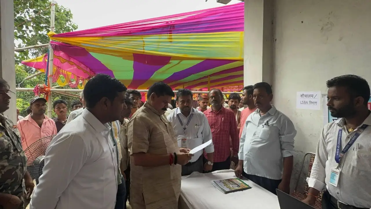 सहयोग शिविर का निरीक्षण कर रहे मंत्री सतीश चन्द्र दूबे