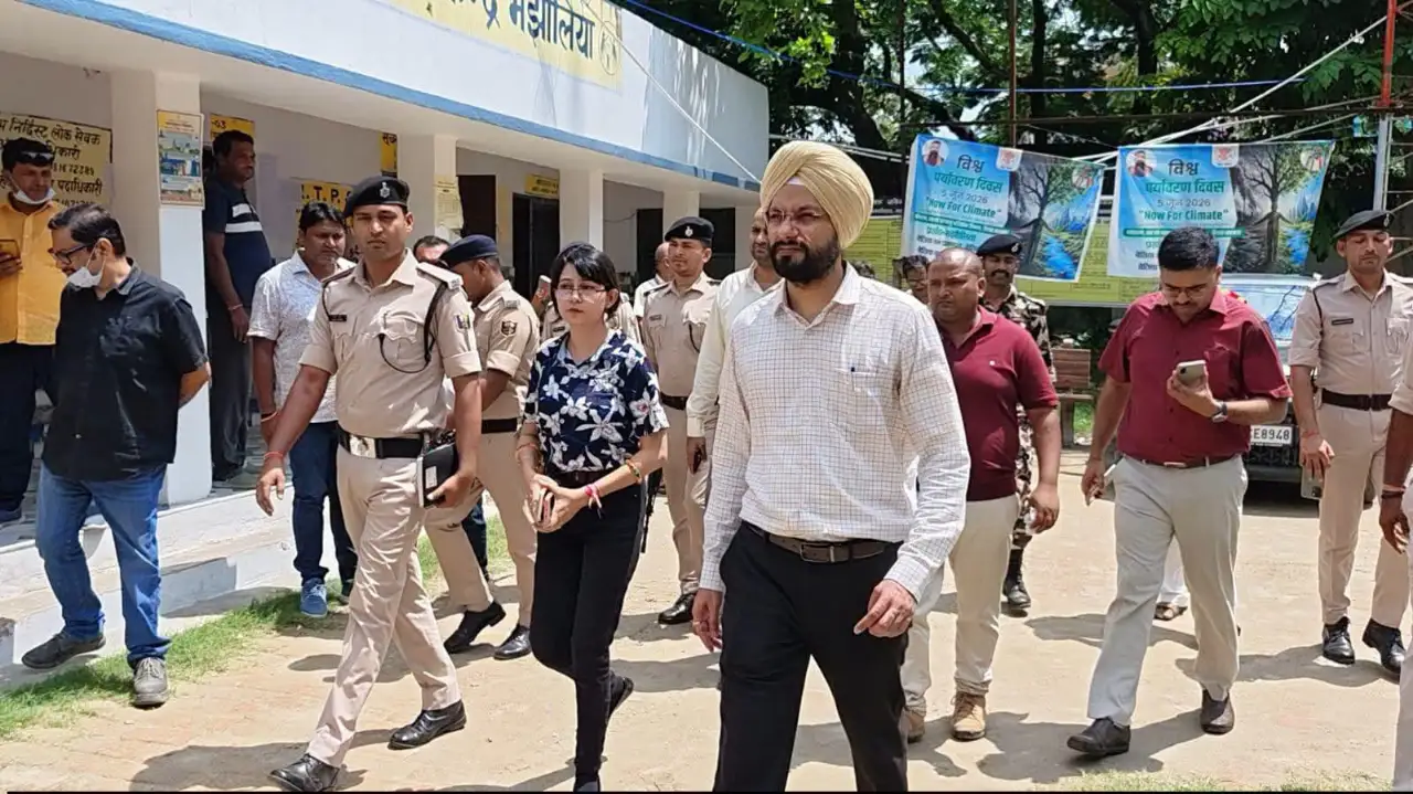 जिला पदाधिकारी ने मझौलिया प्रखंड, अंचल एवं सामुदायिक स्वास्थ्य उपकेन्द्र का किया निरीक्षण।