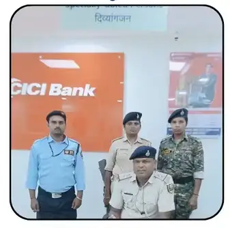 बैंक की चेकिंग करते अपर थानाध्यक्ष संजय कुमार साथ में महिला पुलिस कर्मी