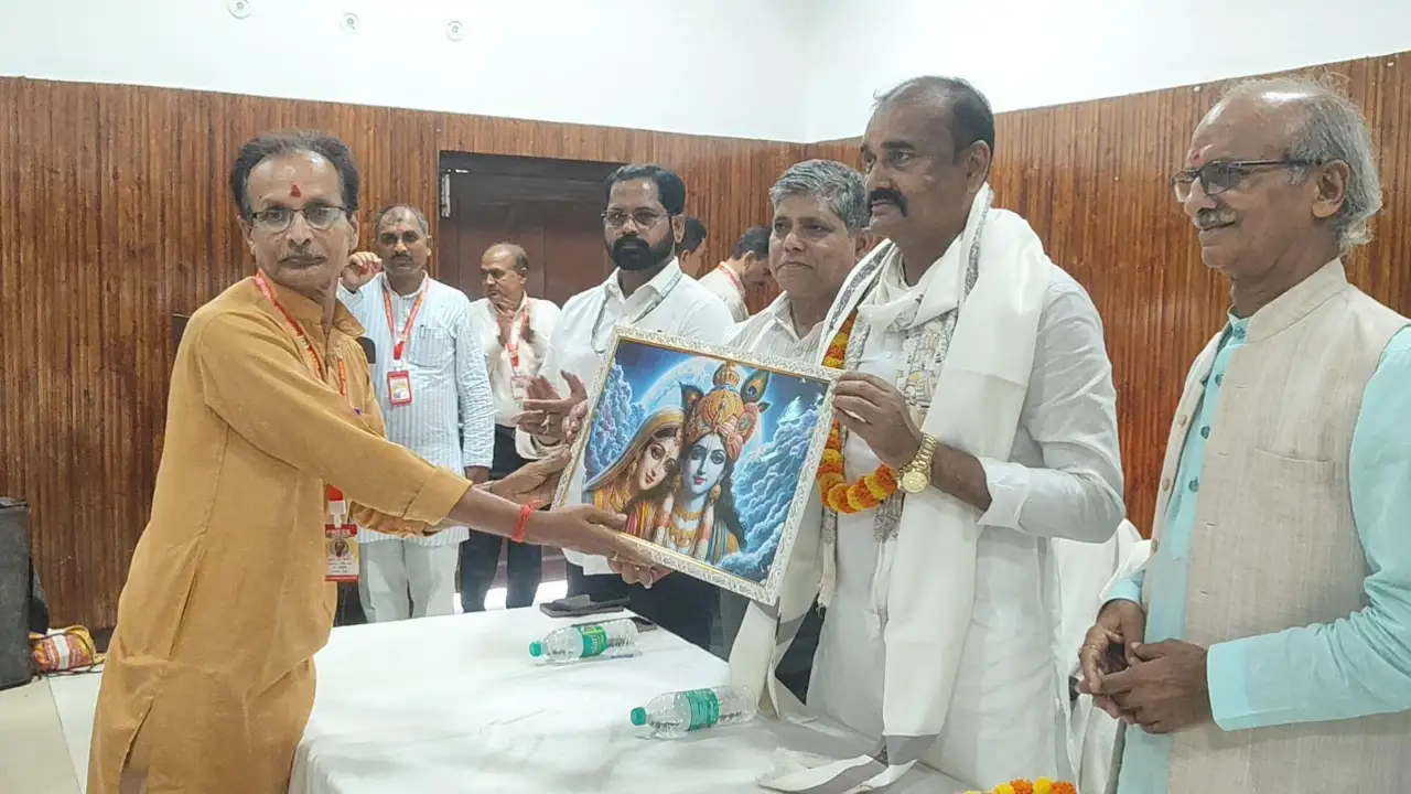 विधायक सुरेन्द्र प्रसाद को सम्मानित करते मुरारी शरण तिवारी
