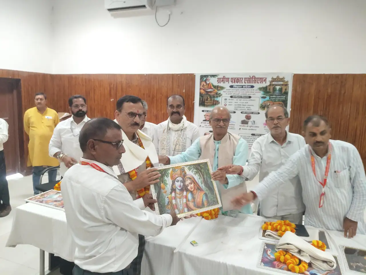 ग्रामीण पत्रकार एसोसिएशन की राज्य स्तरीय बैठक में उपस्थित पत्रकारों व अतिथियों का समूह चित्र
