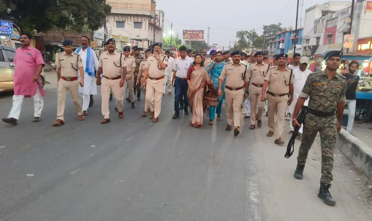 फ्लैग मार्च के दौरान आमजन से शांति बनाए रखने की अपील करते पुलिस अधिकारी