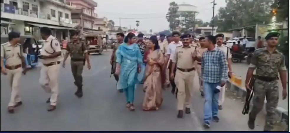 एसडीएम और एसपी ने संभाली कमान, संवेदनशील इलाकों में फ्लैग मार्च