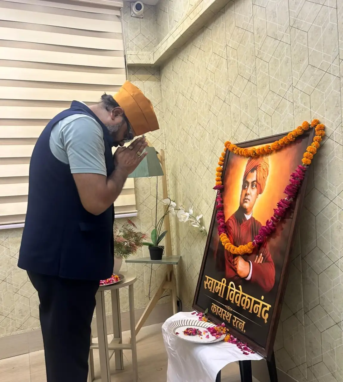 स्वामी विवेकानंद को श्रद्धा सुमन अर्पित करते कायस्थ शक्ति मोर्चा के संस्थापक अमित श्रीवास्तव