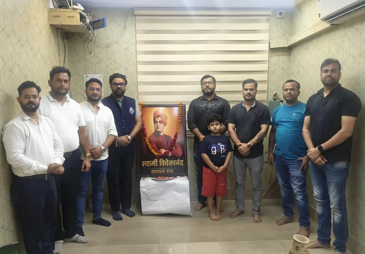 स्वामी विवेकानंद को श्रद्धा सुमन अर्पित करते कायस्थ समाज के प्रतिनिधि