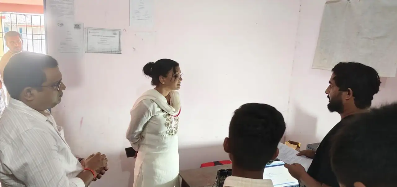 बगहा
एसडीओ चांदनी कुमारी का औचक निरीक्षण, DM एकेडमी, अनुमंडलीय अस्पताल और आधार सेंटर की हुई जांच