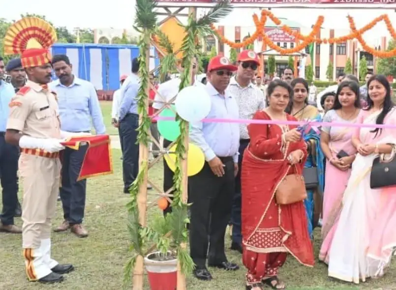 आयोजित कार्यक्रम का उद्घाटन करते हुए महिला अधिकारी व अन्य फोटो।
