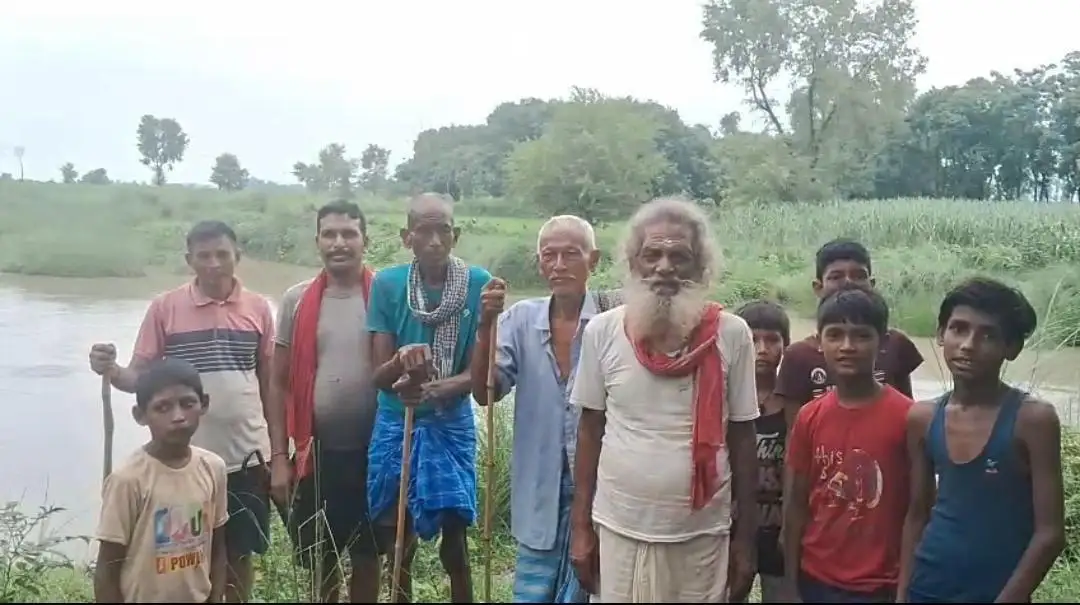 पहली बारिश ने लोगों की मुश्किलें बढ़ाई, नदी का जल स्तर बढ़ने से ग्रामीणों का आवागमन बंद