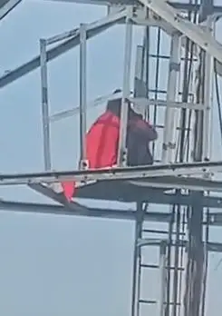 पारिवारिक कलह के बाद टावर पर चढ़ी विवाहिता, पुलिस की सक्रियता से सुरक्षित बचाव