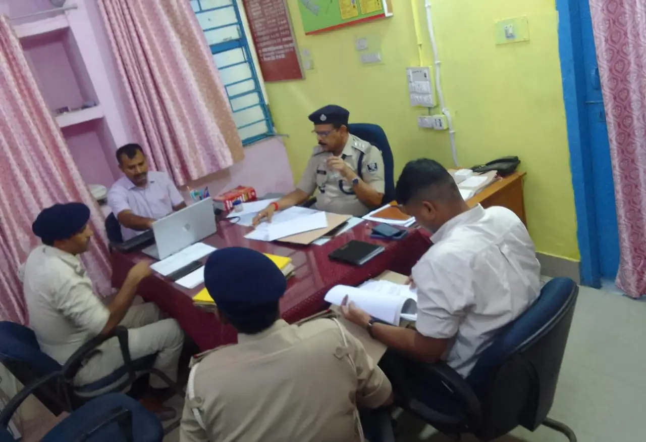 रामनगर थाना में विशेष कांडों की समीक्षा, पुलिस उपाधीक्षक (यातायात) नें दिए आवश्यक निर्देश।