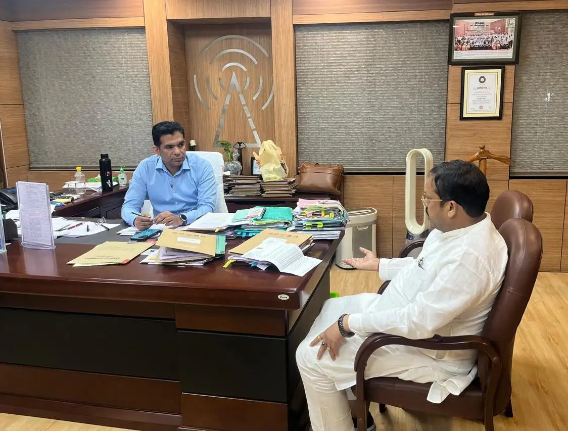 गंडक पार में लो वोल्टेज बिजली की समस्याओं पर सांसद सुनील कुमार मिले उर्जा सचिव से।